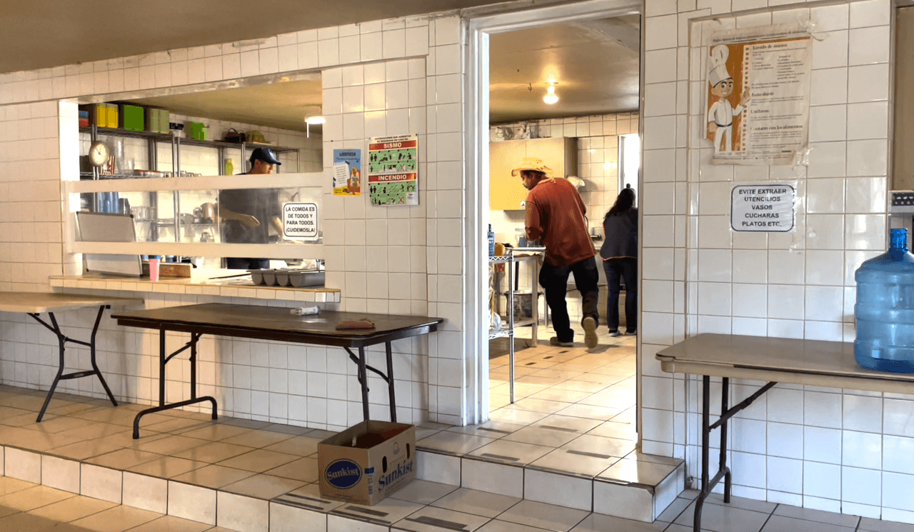 La cocina es amplia, los migrantes se turnan para preparar los alimentos, se sirven un promedio de 300 platos por día. Debido a la diversidad de nacionalidades comen pupusas, preparadas por los salvadoreños y arepas cuando cocinan los venezolanos.