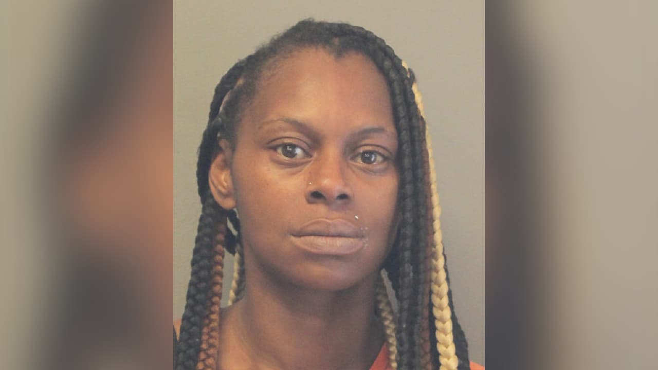 Meagan Simone Simon, es sospechosa de conducir bajo los efectos del alcohol con un niño, menor de 15 años en el vehículo.