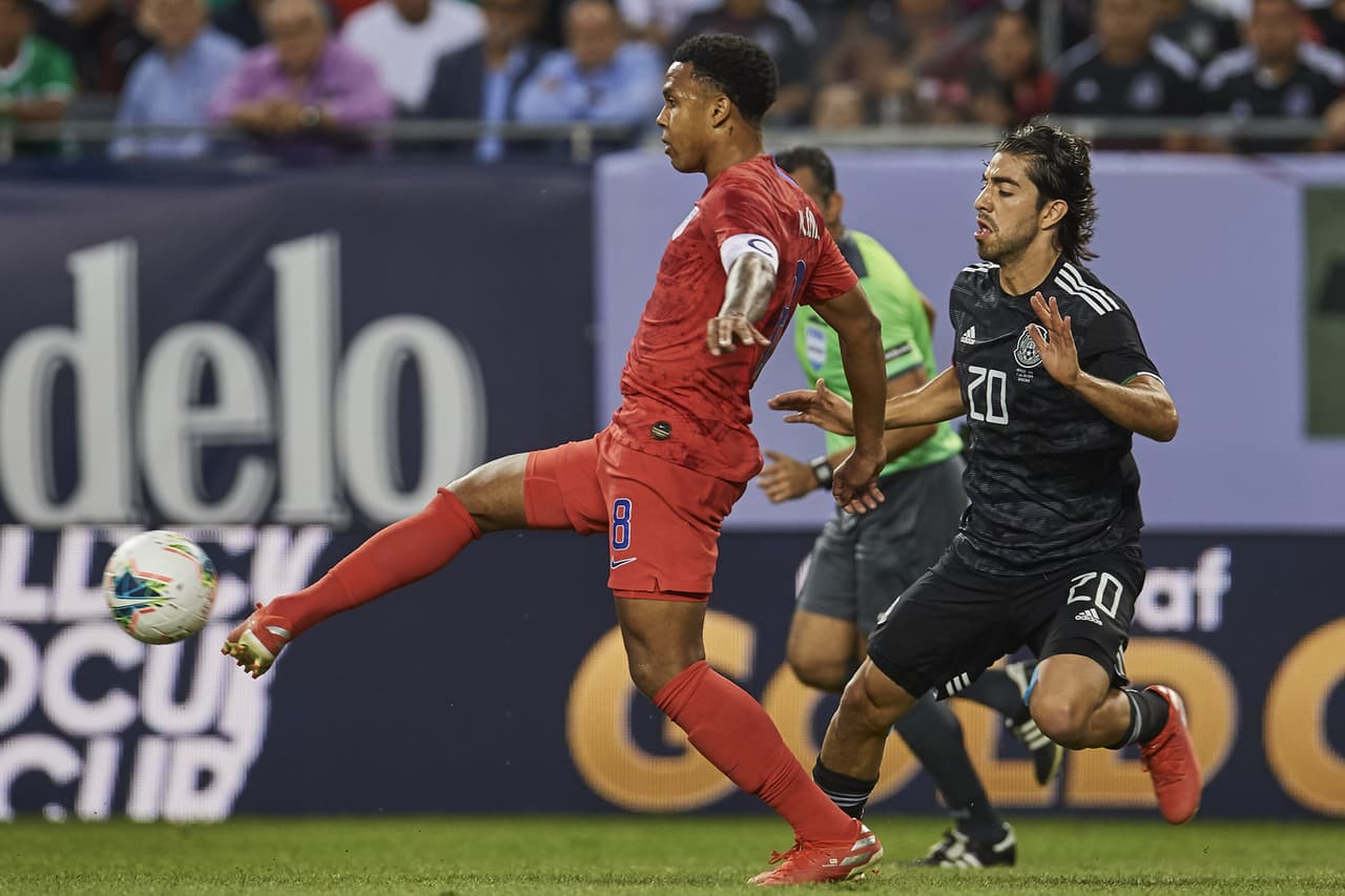 Pero el equipo estadounidense estaba decidido a meter en problemas ala defensa del Tricolor. Aquí Weston McKennie pisando zona de ataque e incluso Rodolfo Pizarro (20) teniendo que bajar a defender.