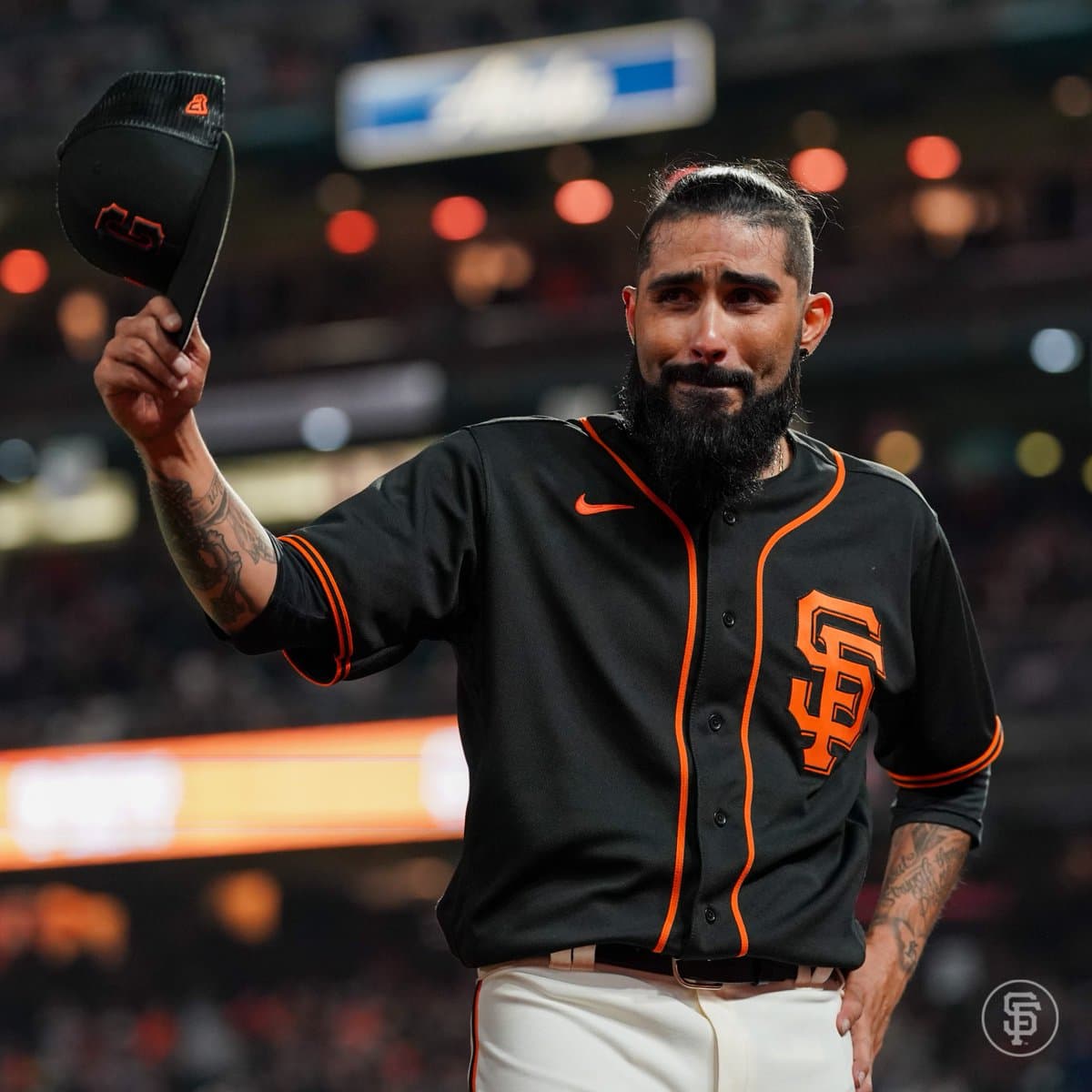 Sergio Romo hace su retiro del beisbol con San Francisco Giants entre lágrimas