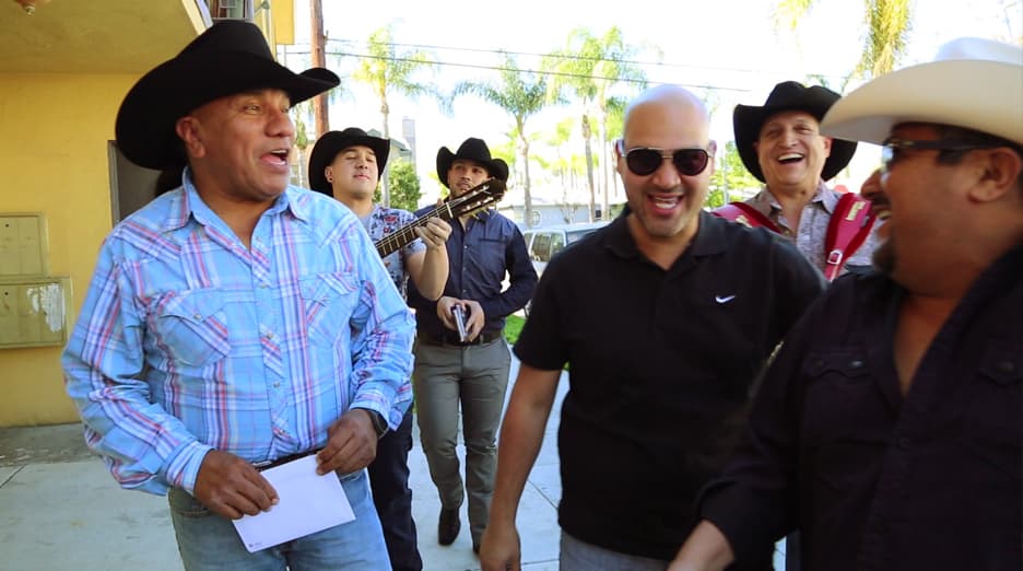 El Bueno, La Mala y El Feo, y Bronco sorprenden con serenata a fan en mes de San Valentín