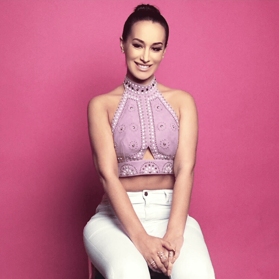 <b>Victoria 'La Mala'</b> sabe cómo resaltar sus atuendos al usar 'jeans' blancos.