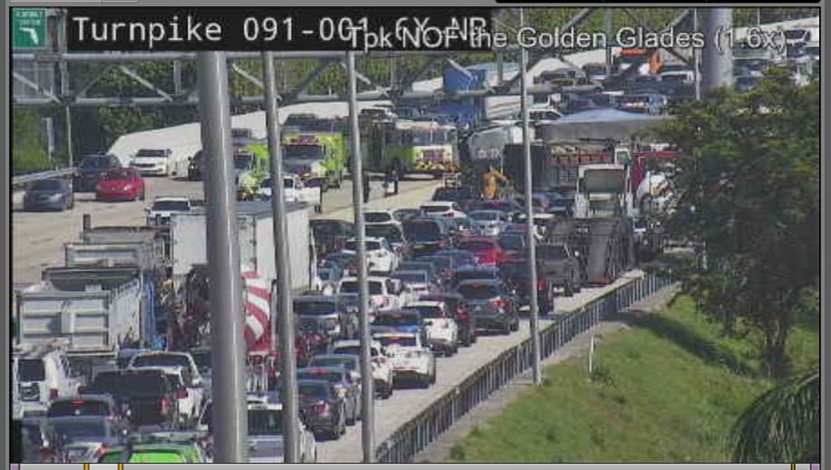 Abren la autopista Turnpike en ambos sentidos, luego de un choque de tres vehículos