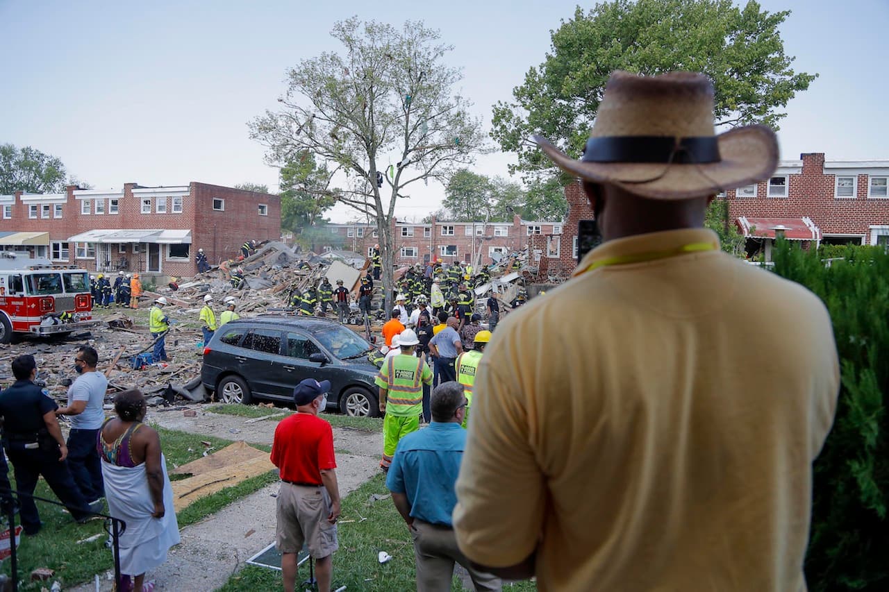 Al fondo, se ve los restos de las casas tras la potente explosión causada por un escape de gas.