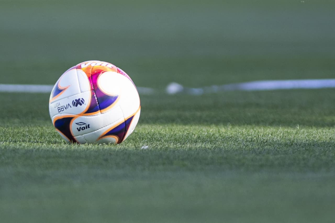 Oficial Ball Bliss Voit during the game Santos vs Puebla, corresponding to the 17th round match of the Torneo Guard1anes Clausura 2021 of the Liga BBVA MX, at TSM Corona Stadium, on May 02, 2021.
<br>
<br> Balón Oficial Bliss Voit durante el partido Santos vs Puebla, correspondiente a la Jornada 17 del Torneo Clausura Guard1anes 2021 de la Liga BBVA MX, en el Estadio TSM Corona, el 02 de Mayo de 2021.