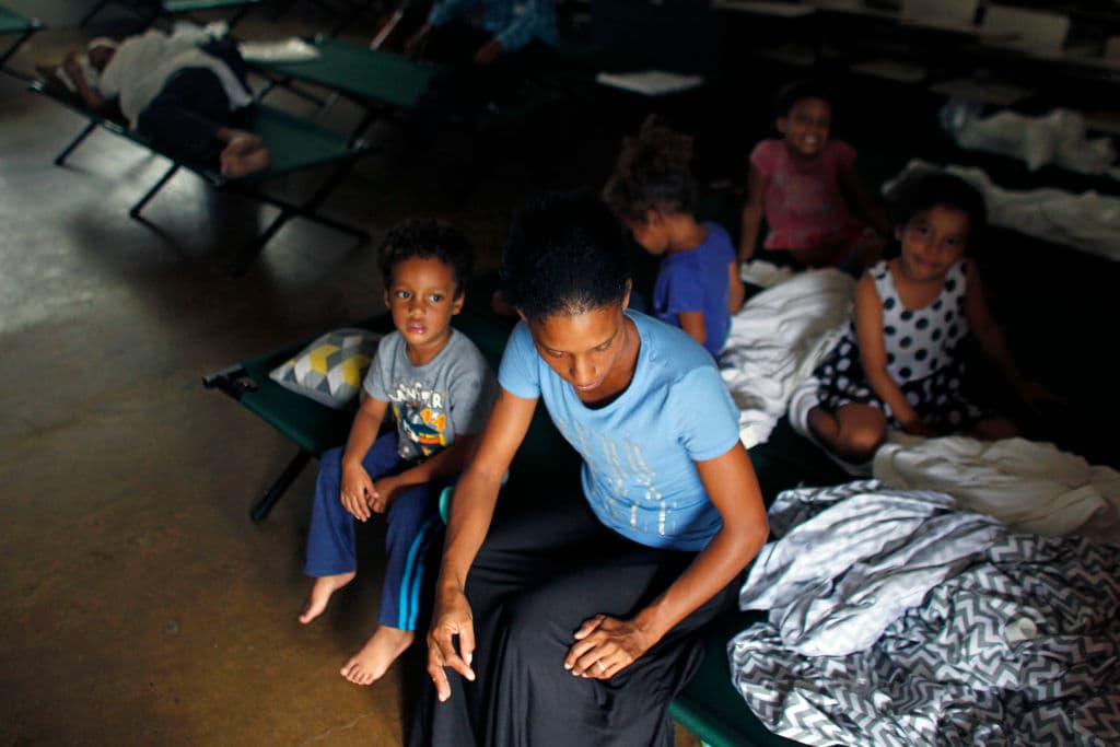 Imagen de un refugios en Fajardo, un municipio del este de Puerto Rico, durante el paso del huracán Irma.