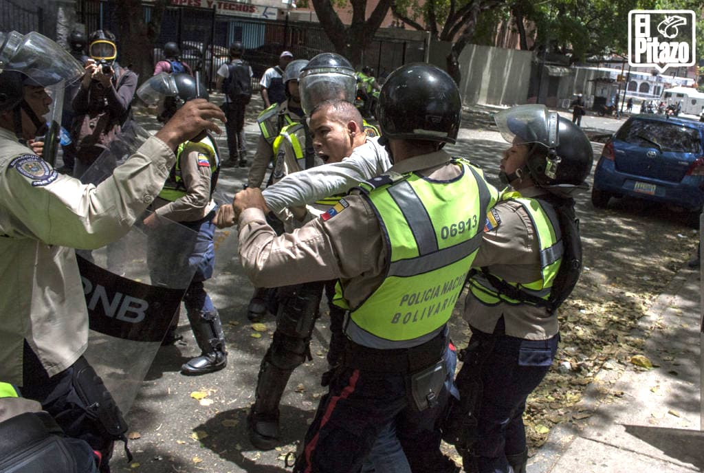 El músico fue acorralado por varios agentes que lo golpearon, le arrebataron su corno y se lo llevaron. El defensor del pueblo, Tareck William Saab, catalogó el incidente como una agresión "brutal" y pidió castigar a los involucrados.