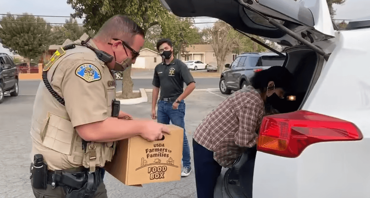 El Alguacil del condado de Tulare, Mike Boudraux ha dicho en otras ocasiones:
<b>"Queremos alimentar a nuestra comunidad y también queremos que nuestra comunidad use estas máscaras para estar lo más seguro posible durante este tiempo de Covid-19".</b>