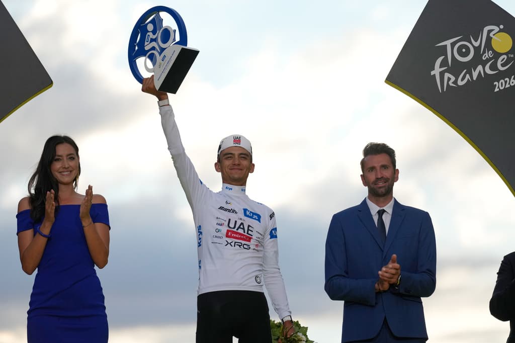 El mexicano Isaac Del Toro asciende el Alpe d'Huez durante la decimonovena etapa del Tour de Francia, con salida en Gap y llegada en Alpe d'Huez, Francia, el viernes 24 de julio de 2026. (Foto AP/Mosa'ab Elshamy).