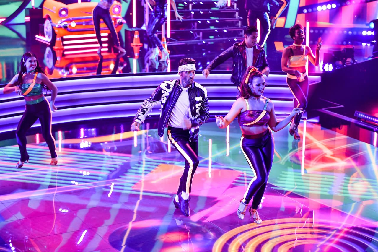 La tercera gala de Mira Quién Baila Univision All Stars fue una noche mágica desde el primer momento. Con un opening a cargo de bailarines, estrellas participantes y el mentor Toni Costa, bailando junto con ellos el tema 'La Bamba'.