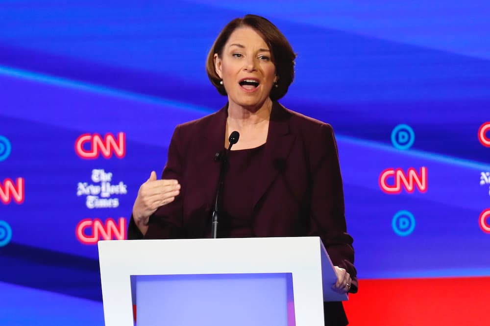 La senadora
<a href="https://www.univision.com/temas/amy-klobuchar">Amy Klobuchar</a> y el alcalde de South Bend, Indiana,
<a href="https://www.univision.com/temas/pete-buttigieg">Pete Buttigieg,</a> demandaron a Warren que respondiera cómo iba a financiar su plan de salud. "Una pregunta que se puede responder con un 'sí' o un 'no', pero que no fue contestada", le recriminó Buttigieg. Klobuchar, por su parte, le dijo que una cosa es un plan y otra un sueño. Más adelante, Klobuchar volvió a atacar a Warren cuando sugirió que algunos presentes querían defender a los ricos. "Nadie en este escenario quiere proteger a los multimillonarios. Ni siquiera el multimillonario (en referencia a Tom Steyer) quiere protegerlos. Abordamos esto de manera diferente. Tu idea no es la única idea", dijo Klobuchar a Warren.
<br>