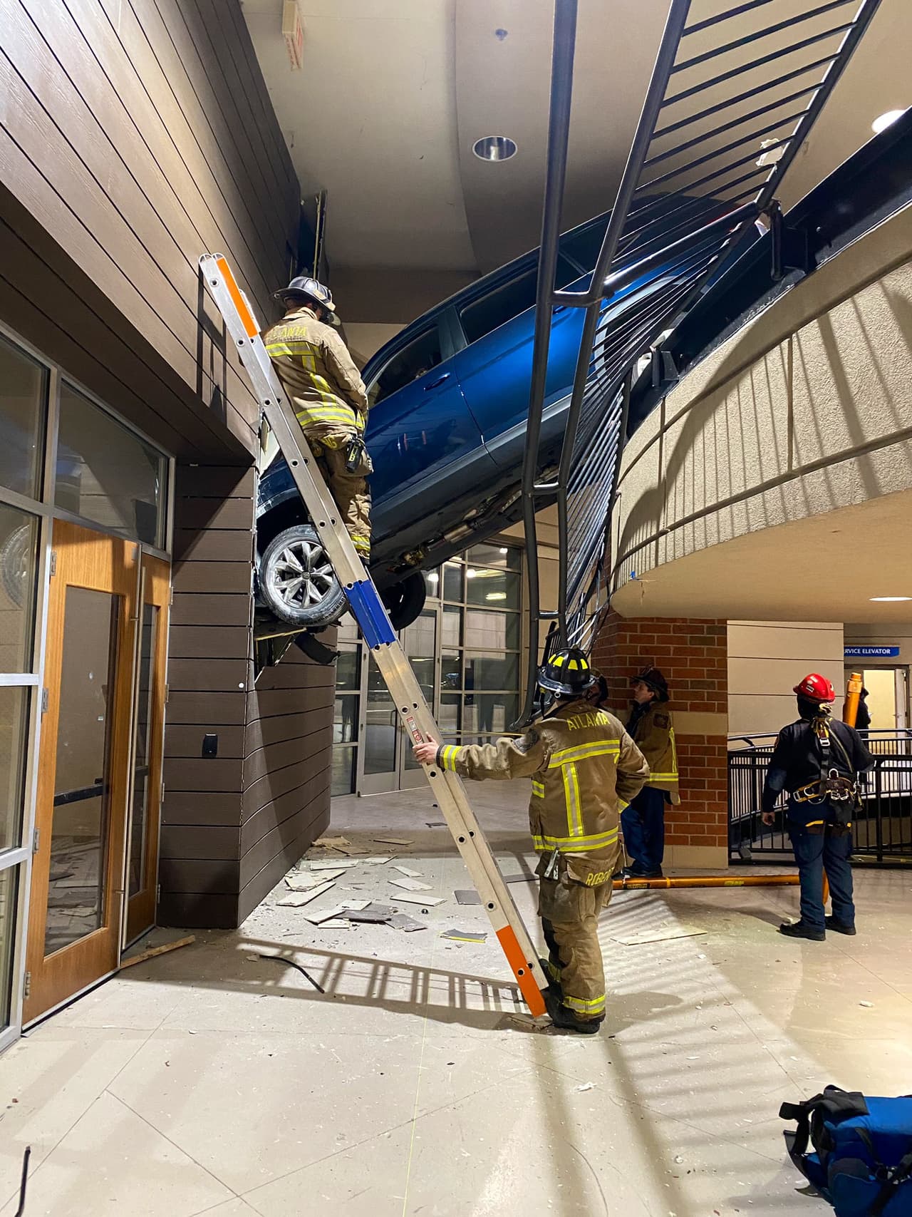 El vehículo se salió del estacionamiento y se estrelló contra una pared del centro comercial.