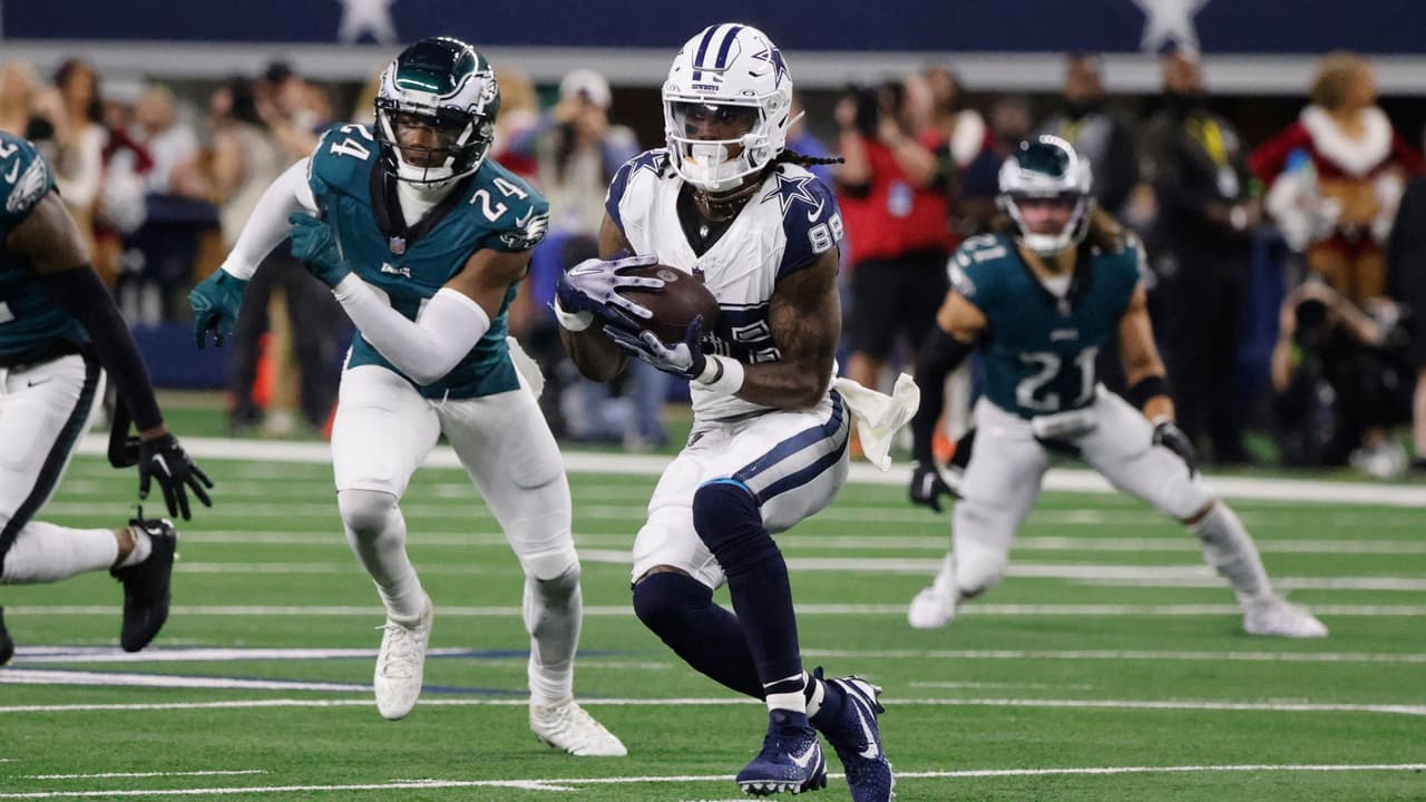 El receptor abierto de los Dallas Cowboys, CeeDee Lamb (88), atrapa un pase frente al cornerback de los Philadelphia Eagles, James Bradberry (24), durante un partido de fútbol americano de la NFL en Arlington, Texas, el domingo 10 de diciembre de 2023.
