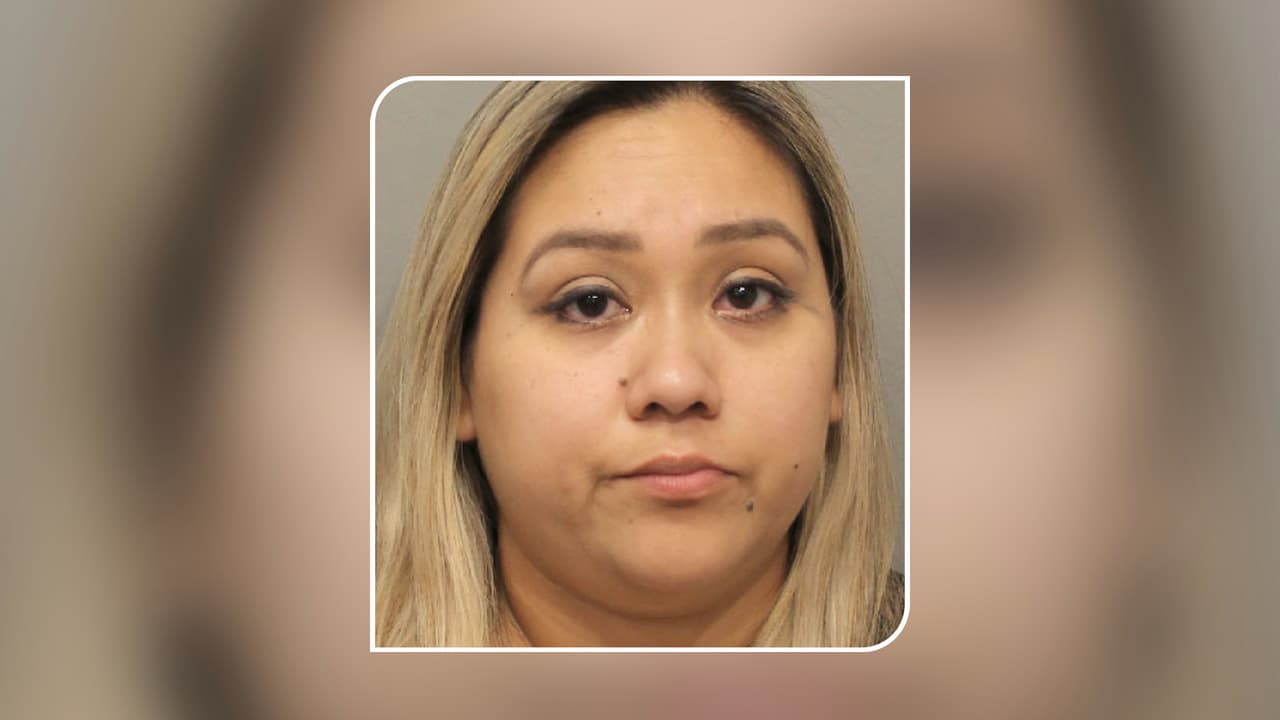 Acusan a esta madre de chocar su auto contra una vivienda mientras conducía intoxicada con sus hijos a bordo