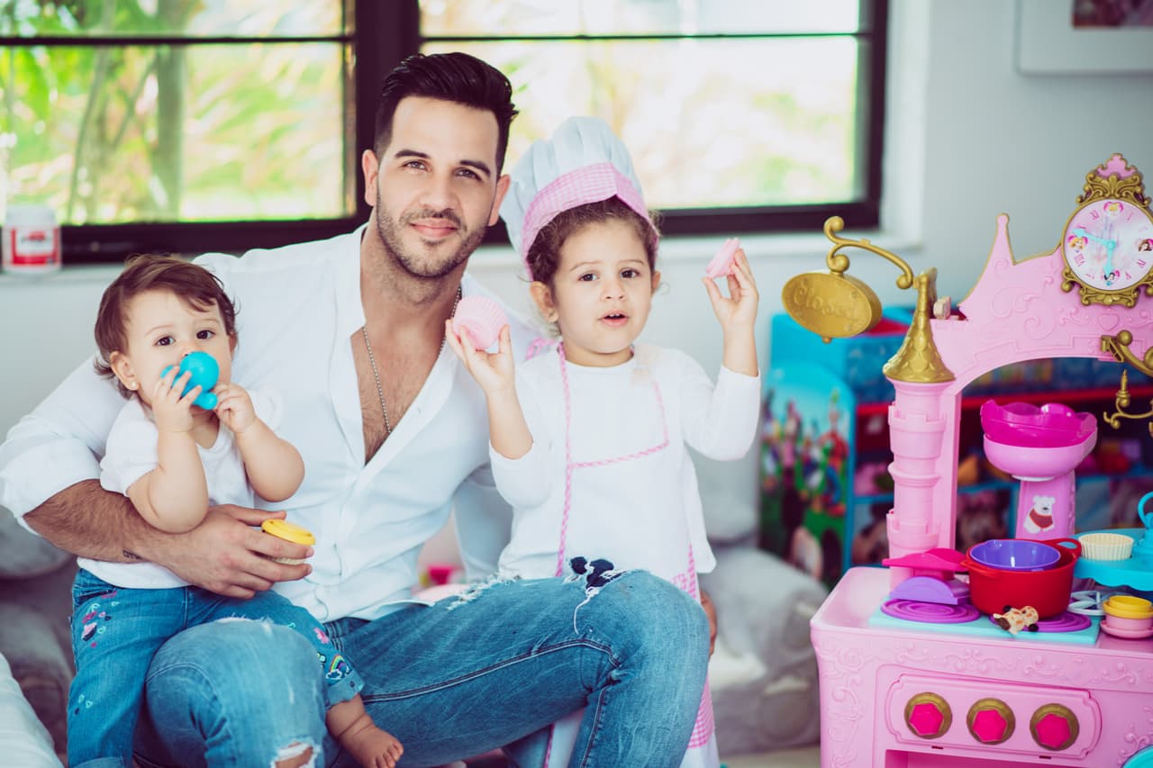 A Yisus le encantó posar desde la mini cocina de sus casa con sus hermosas hijas.