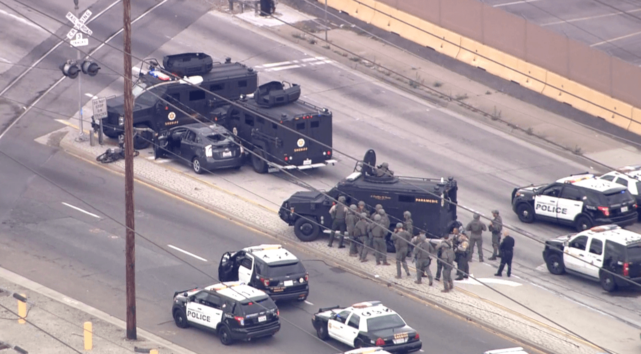 Después de que el K-9 fuera retirado al ver que el sospechoso no reaccionó a su presencia, alrededor de 10 agentes sacaron al sospechoso inmóvil del auto para después, recibir atención médica.