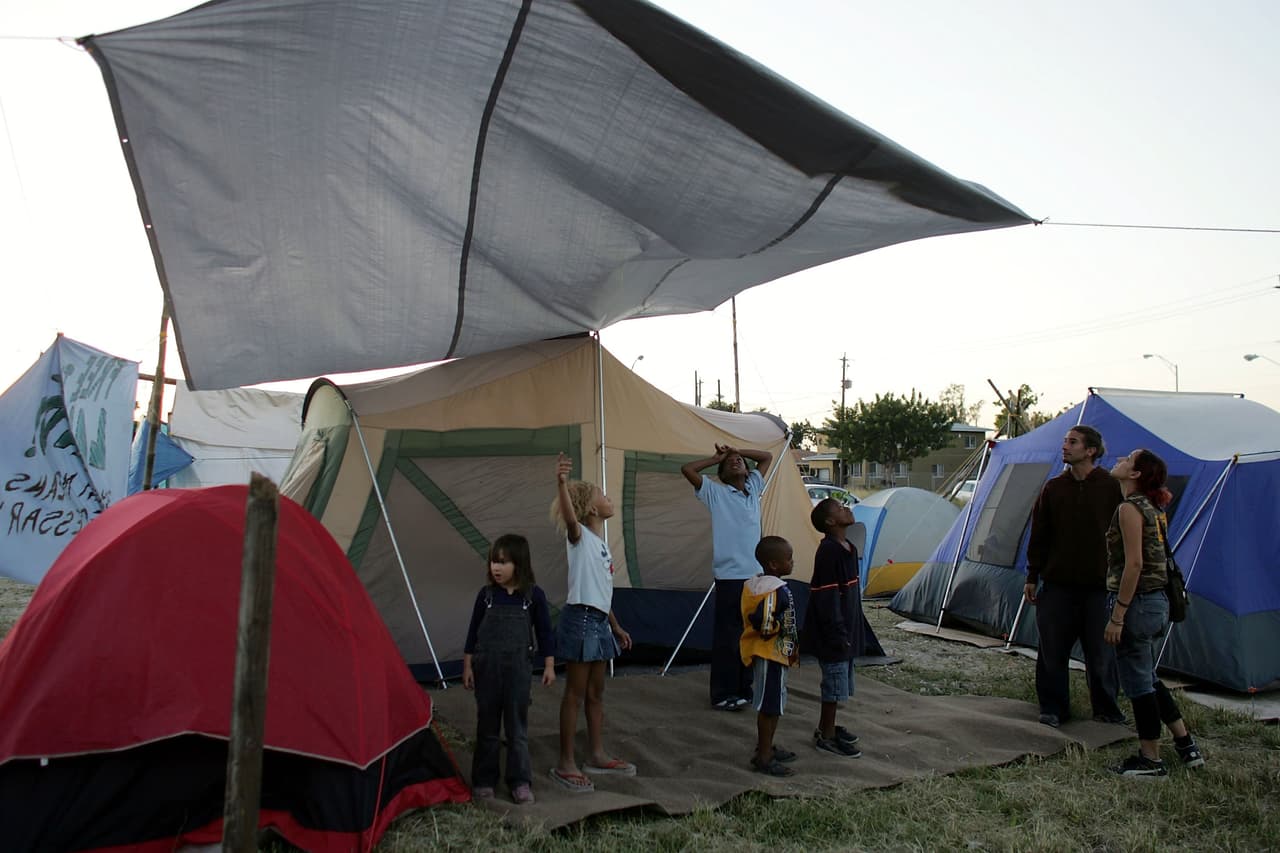 El estudio se basó en
<b>indicadores como los tiempos de desplazamiento, las horas diarias de sueño y las semanales de trabajo, o la tasa de pobreza</b> entre los habitantes de las 150 ciudades más pobladas del país. Además, el análisis tuvo en cuenta asequibilidad de vivienda y las tasas de divorcios, suicidios y crímenes en estas ciudades. En la foto se ven a varios niños en un lote que pertenece a la ciudad de Miami y ha estado vacante por años.