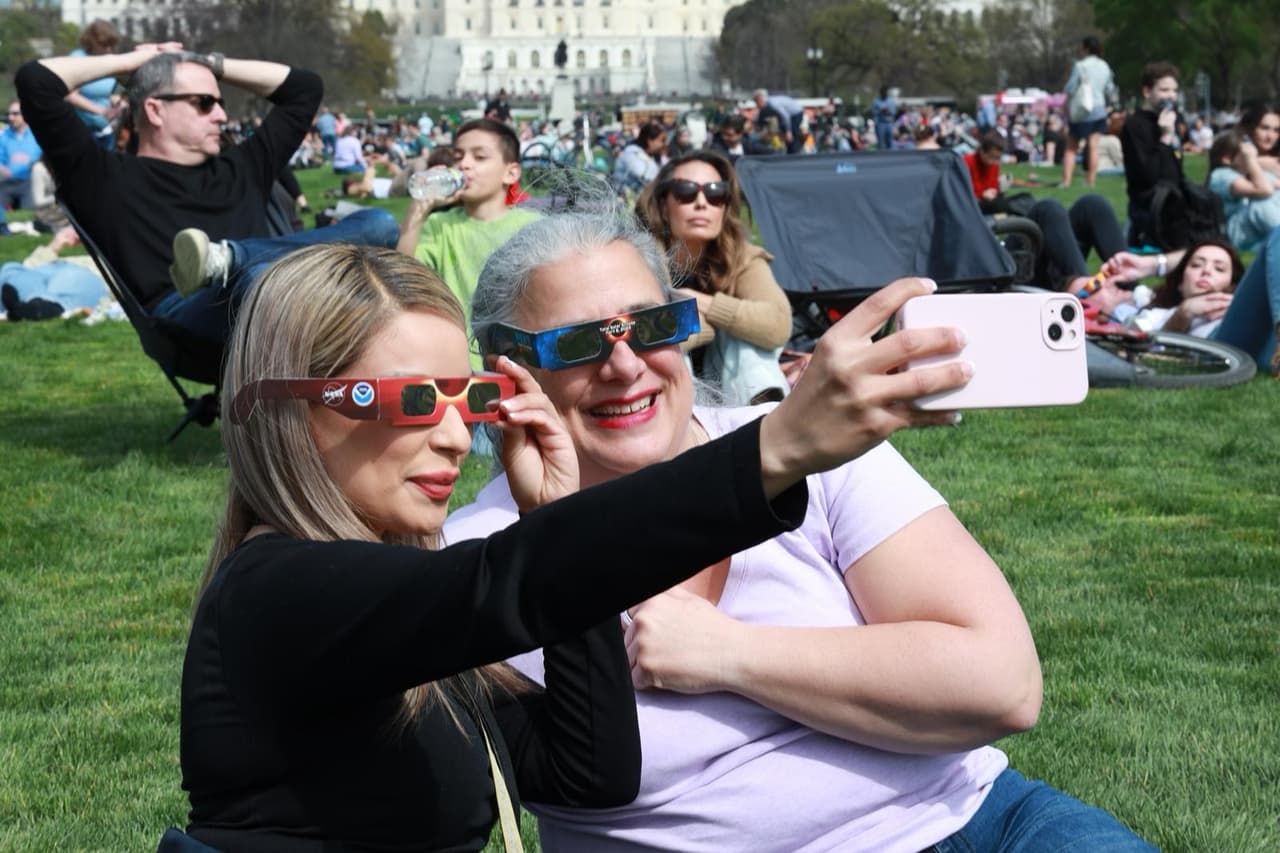Junto a ti, pudimos disfrutar del eclipse de Sol.