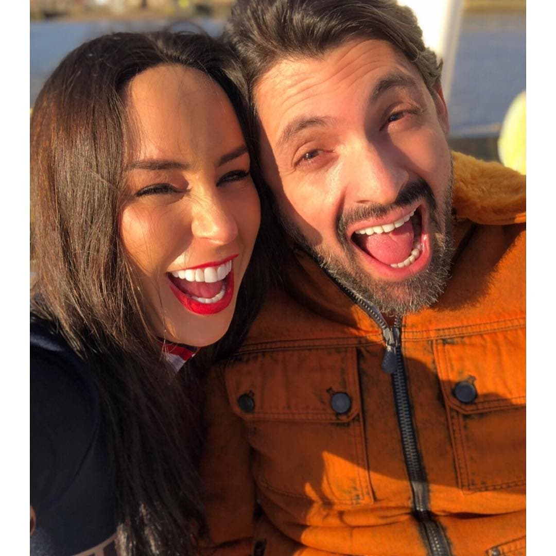 “Si fuera celoso, no me dedicaría a la tele, ni subiría las fotos que subo; no me abrazarían como me abrazan mis amigos. De verdad, no podría estar con alguien celoso”, aseguró
<b><a href="https://www.univision.com/entretenimiento/ahora-si-es-oficial-galilea-montijo-e-ines-gomez-mont-ya-son-comadres-fotos">la comadre de Galilea Montijo</a></b>.