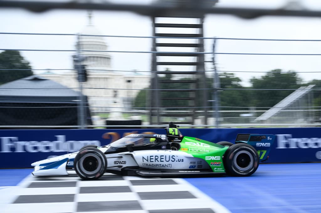 El piloto de carreras Mick Schumacher realiza pruebas antes de la carrera automovilística Freedom 250 Grand Prix del domingo en Washington. Foto AP/Nick Wass)