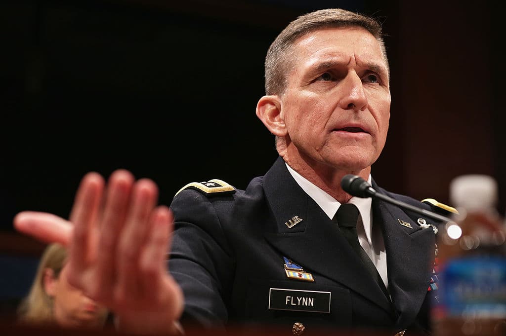 Una de las salidas de la Casa Blanca más controvertidas fue la del general
<b>Michael Flynn</b>, exconsejero en temas de seguridad del presidente
<b><a href="http://www.univision.com/temas/donald-trump">Donald Trump</a></b>, que se vio obligado a dejar el cargo
<b><a href="http://www.univision.com/noticias/politica/michael-flynn-asesor-de-seguridad-de-trump-renuncia-tras-el-escandalo-por-sus-conversaciones-con-rusia">tras haber mentido sobre el contenido de una conversación con el embajador ruso</a></b> antes de ser nombrado asesor. Su renuncia llegó apenas
<b>23 días</b>
<b>después de asumir su puesto</b>.