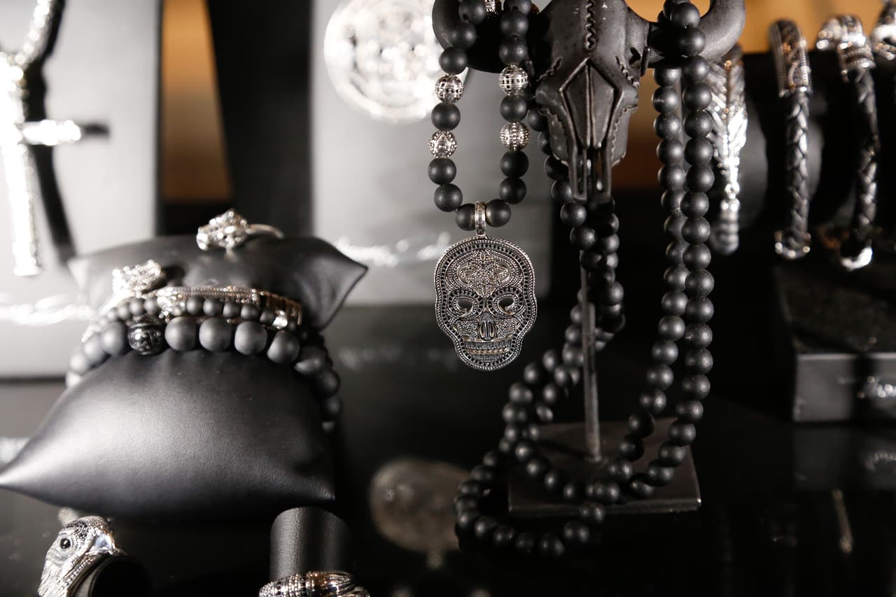 Truco para accesorios y más. Si no encuentras el espacio adecuado para collares, brazaletes y demás objetos pequeños, prueba con este simple ‘tip’ de colocarlos detrás de una puerta. Incluso, puedes colgar ahí un pequeño espejo y perchas. ¿Qué te parece esta idea?