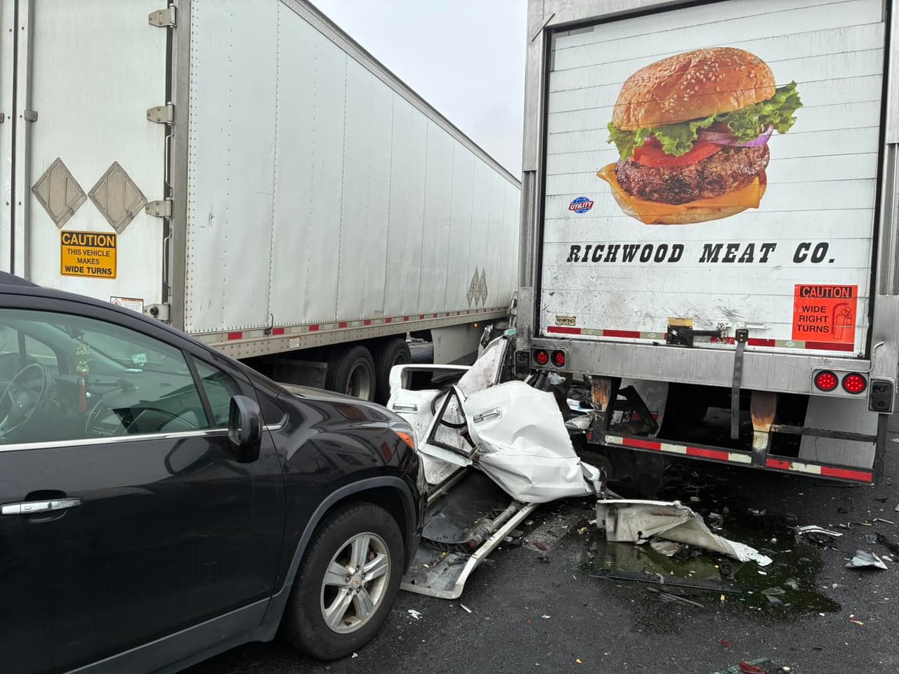La Autopista 99 permaneció cerrada desde Avenue 24 hasta la línea del Condado de Kern. Se establecieron desvíos que generaron congestión vehicular por millas. La vía reabrió completamente en la tarde del sábado.
