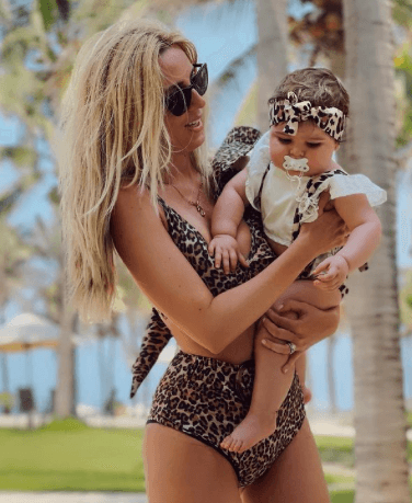 Con respecto a sus looks, lo más hermoso es ver cuando mamá e hija presumen atuendos similares desde vestidos y trajes de baño hasta pijamas.