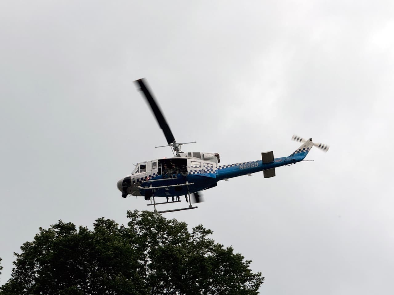 La Policía de Chicago desplegó patrullajes de helicóptero para garantizar la seguridad ante las protestas de este domingo.