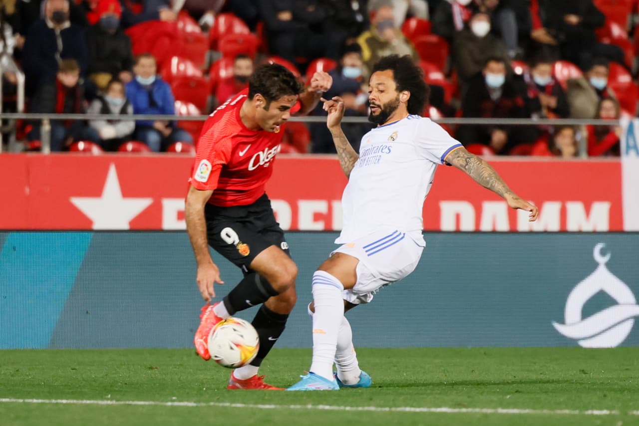 Gracias a un doblete de Karim Benzema y otro tanto del brasileño Vinícius, el Real Madrid venció al Mallorca y aumentó su ventaja en el liderato a 10 puntos sobre el Sevilla.