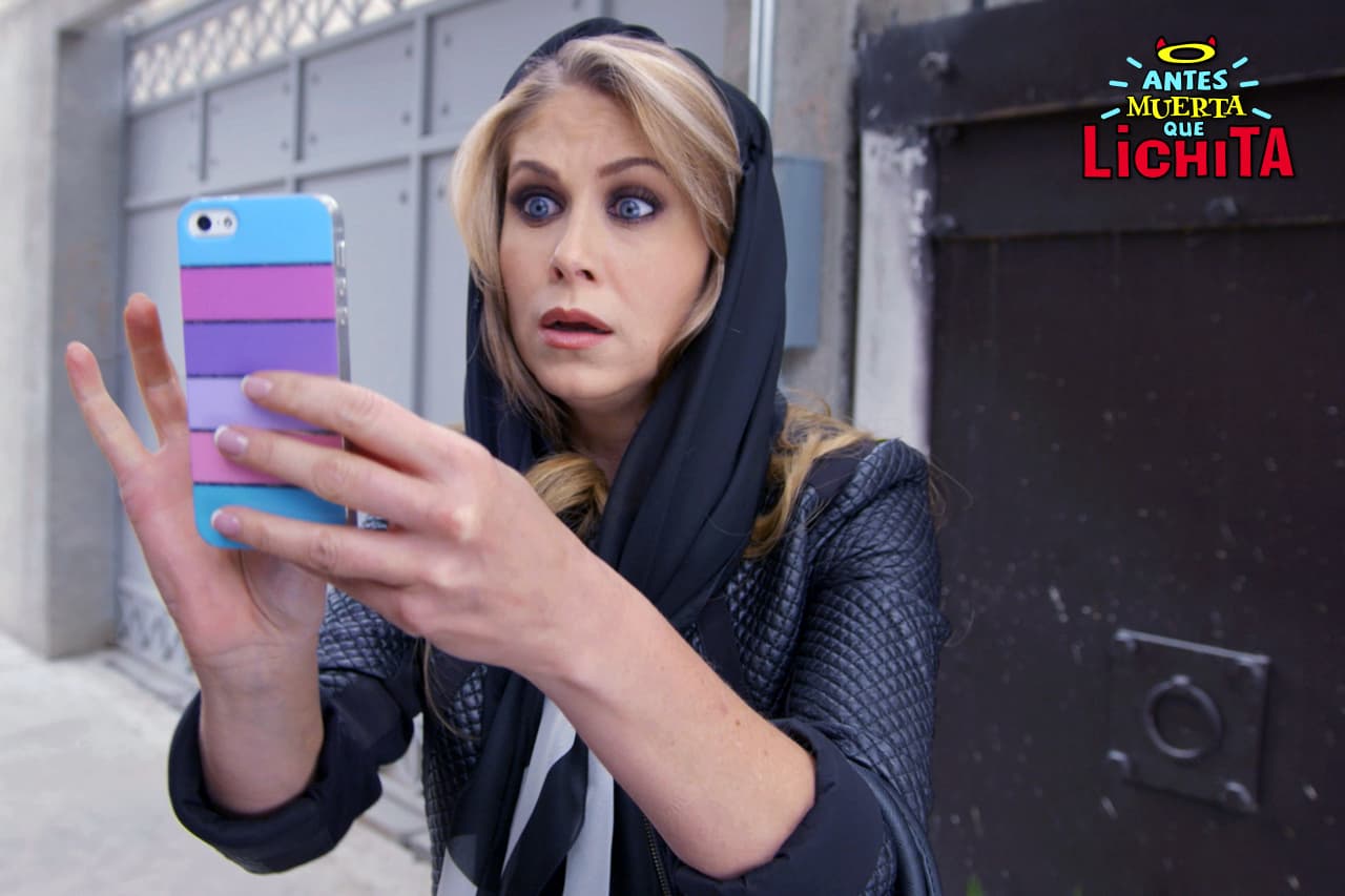 Luciana descubre a Roberto y Alicia besándose y decide tomarles fotos.