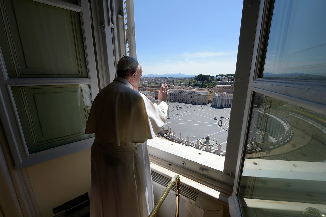 <b>El Vaticano sin multitudes (26 de abril).</b> El papa Francisco entrega su bendición a una plaza de San Pedro vacía, parte de las restricciones para tratar de detener el intenso brote de la enfermedad en Italia.