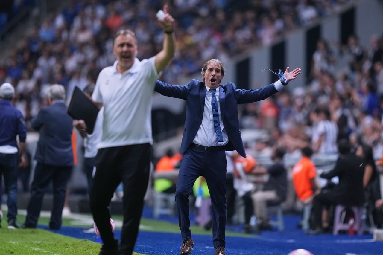 El estratega de los Tuzos tuvo un show aparte.