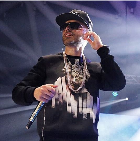 Yandel dijo que le encanta trabajar con el productor Tiny porque su música “tiene un sonido que se escucha boricua, latino, pero a la misma vez tiene un sonido como americano”.