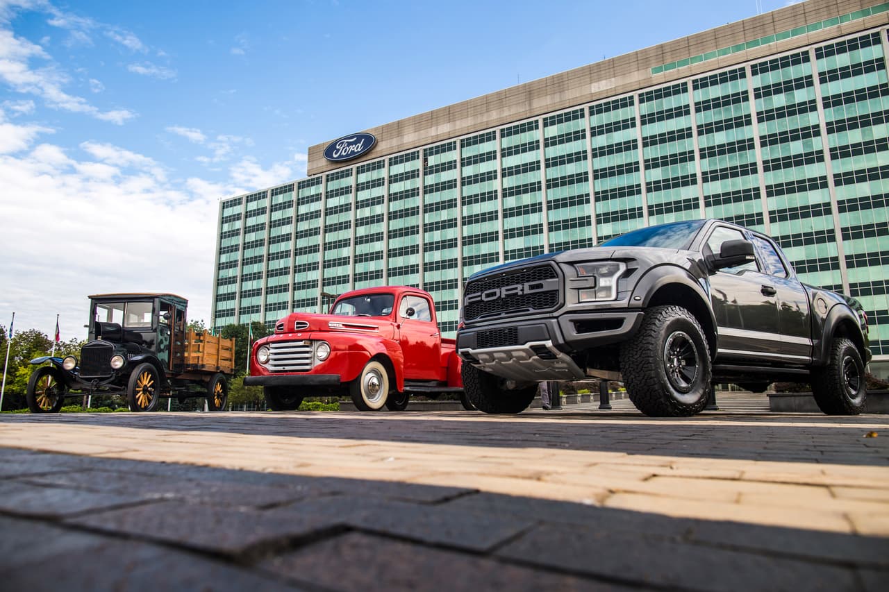 Una Ford Modelo TT de 1917, junto a una Ford F-1 de 1948 y una Ford F-150 Raptor 2017 en las celebraciones del primer centenario de la camioneta pickup en las oficinas principales de la Ford Motor Company en Dearborn, Michigan.