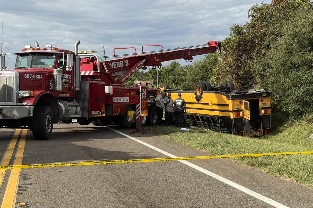 Choque entre un Malibu, un autobús escolar y un Jeep cobra dos vidas en Winter Haven