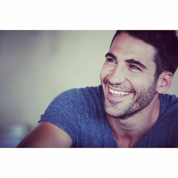 El apuesto y musculoso actor llega a la pantalla de UniMás para enamorarnos como ‘Alberto Márquez’ en la serie Velvet. Aquí te dejamos con las mejores del galán español más deseado por todas.