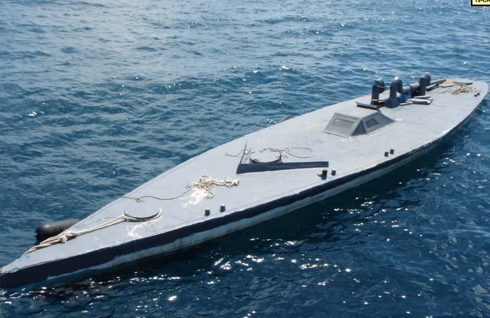 Para complementar las declaraciones de agentes del orden sobre decomisos en alta mar, los fiscales mostraron este narco submarino que navegaba cargado de cocaína.