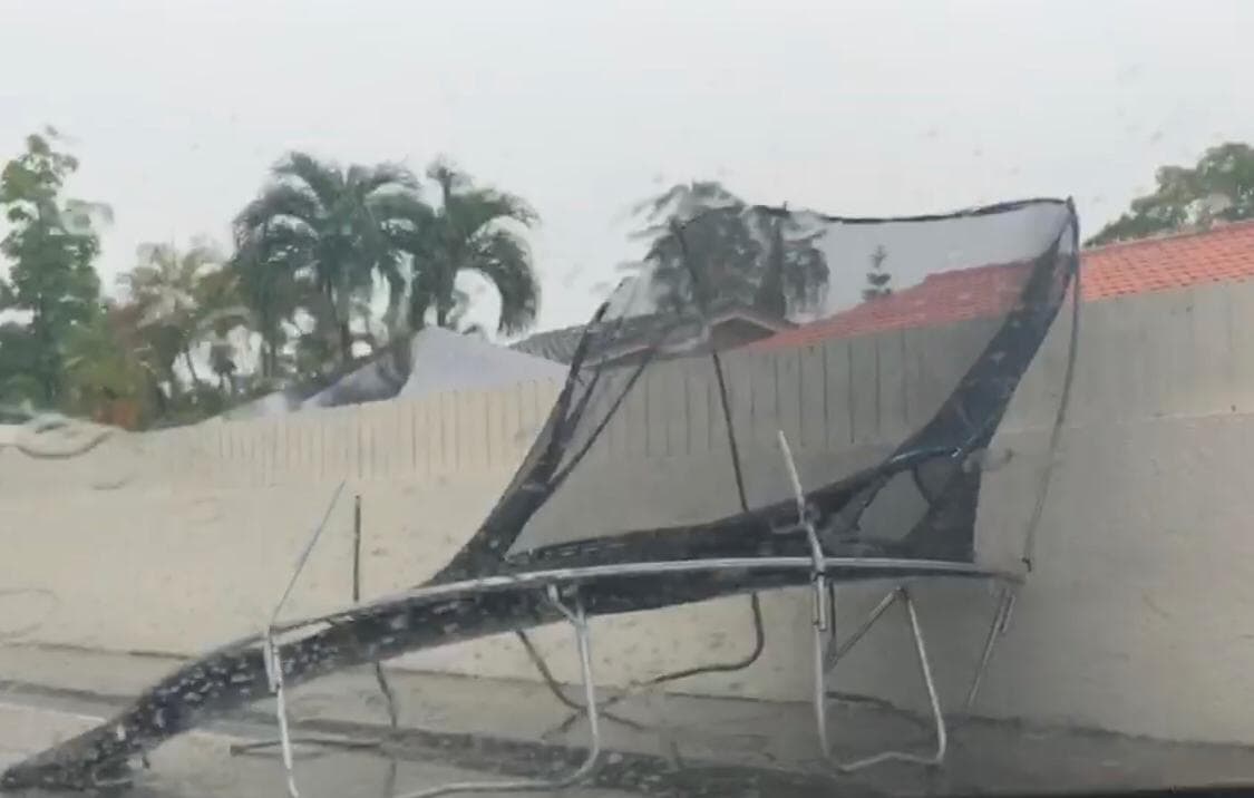 Este trampolín tambien salió del patio de una casa y llegó hasta la siguiente calle.