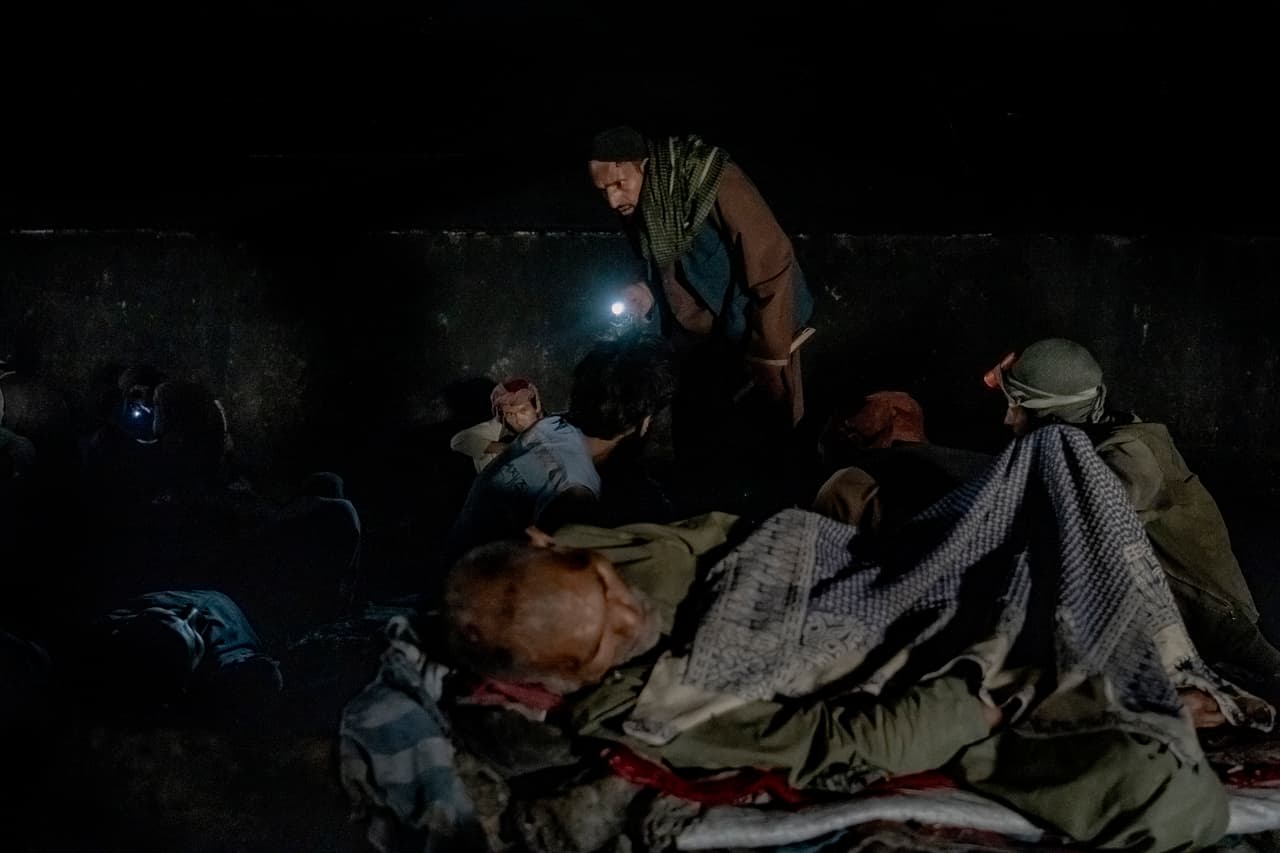 <b>Un afgano busca a su hermano drogadicto entre personas tiradas debajo de un puente en Kabul. </b>Los usuarios de drogas se pueden encontrar alrededor de Kabul, viviendo en parques y desagües de aguas residuales, debajo de puentes y en laderas abiertas.
<br>