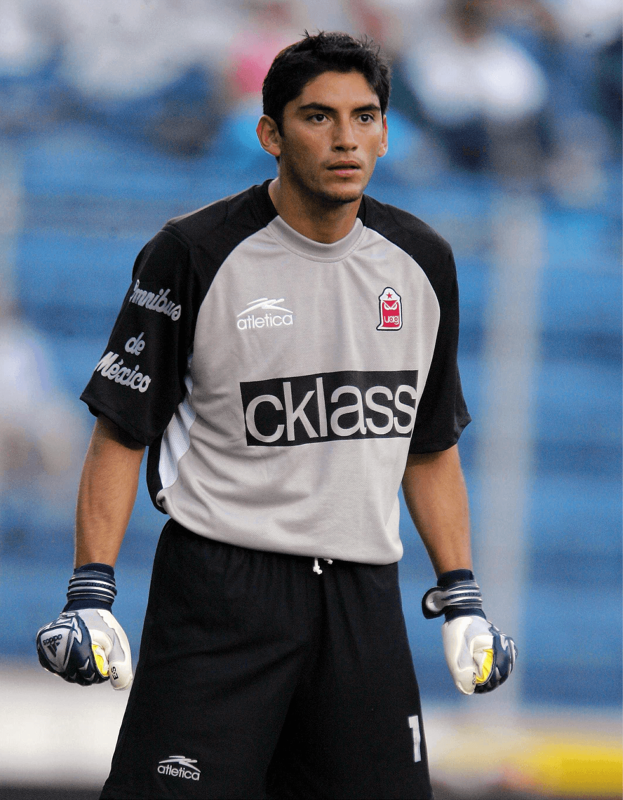 En 2004 se realizó el traspaso de Corona a Tecos de la UAG, de ahí dio el salto a la selección de México.