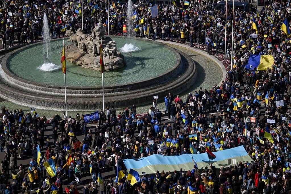 Cientos de personas se congregaron este domingo en la Plaza Cibeles, en Madrid, España, para condenar el ataque de Rusia a Ucrania.