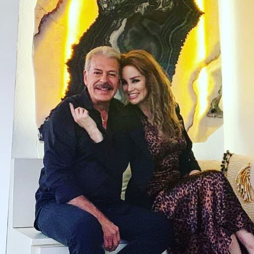 Aunque el actor lleva varios años alejado de la televisión, sigue en contacto con sus fans a través de su cuenta de Instagram. A cada oportunidad publica fotografías al lado de su pareja, Lupita Arreola, con quien informó que se casará una vez que se divorcie de la madre de sus hijos, Telly Filippini, así lo declaró en junio pasado en
<a href="https://www.youtube.com/watch?v=bu7G8kE_bpg&feature=emb_title" target="_blank">Ventaneando</a>.