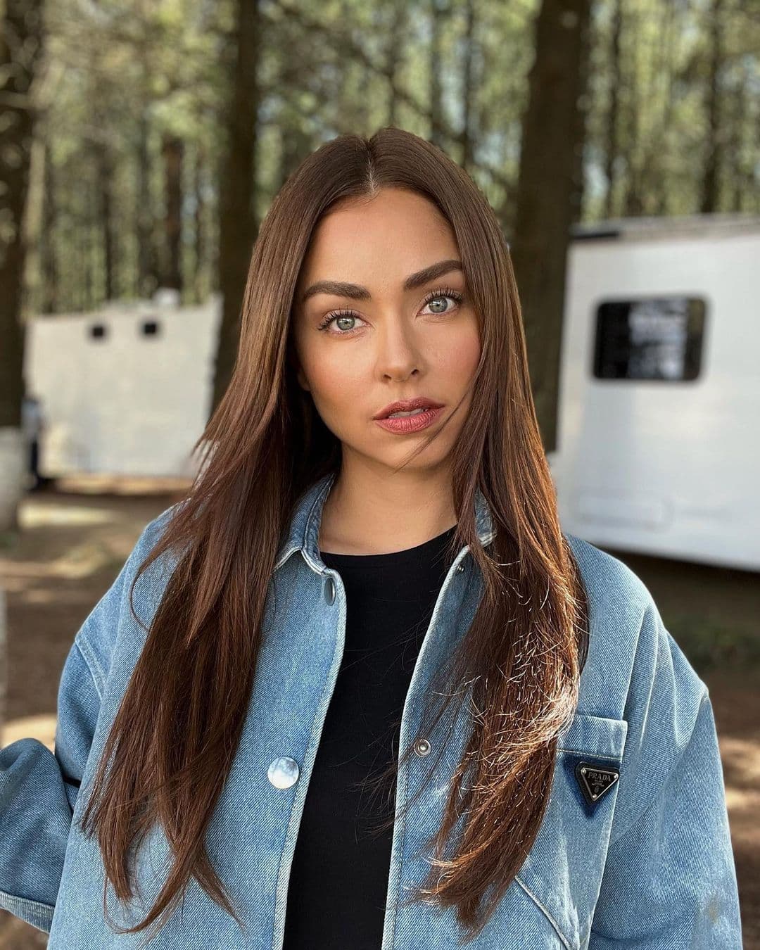 "Pobres de las diseñadoras con las que he trabajado, pero soy muy metiche a lo mejor, muy meticulosa con mi vestuario y trato de aportar ideas, colores, texturas, pero obviamente siempre respetando el trabajo de los demás y la verdad es que aquí sigo, de por sí me encanta la ropa y me encanta la moda", expresó a People en Español.