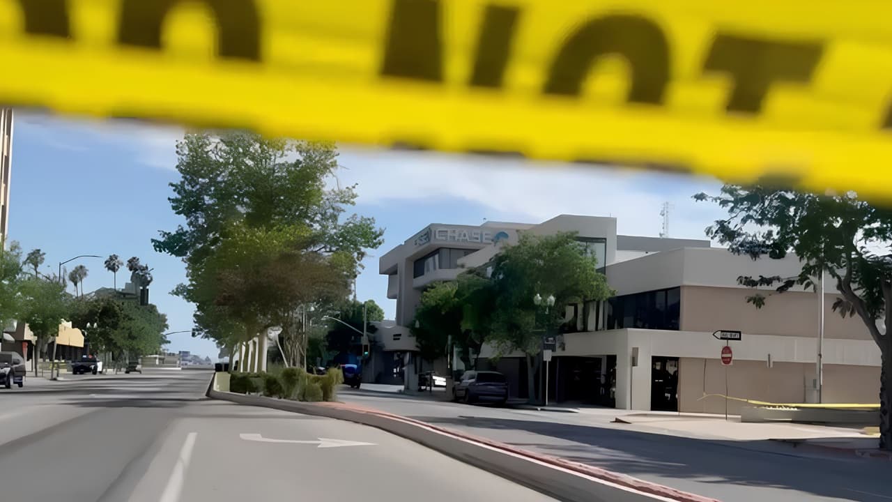 Dos rehenes son liberados: Hombre con supuesta bomba lleva más de 14 horas atrincherado en edificio bancario