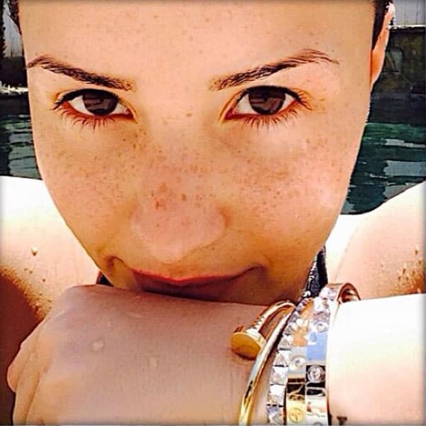 En esta foto en la que no tiene una sola gota de maquillaje se ve súper bonita y con una expresión muy tierna.