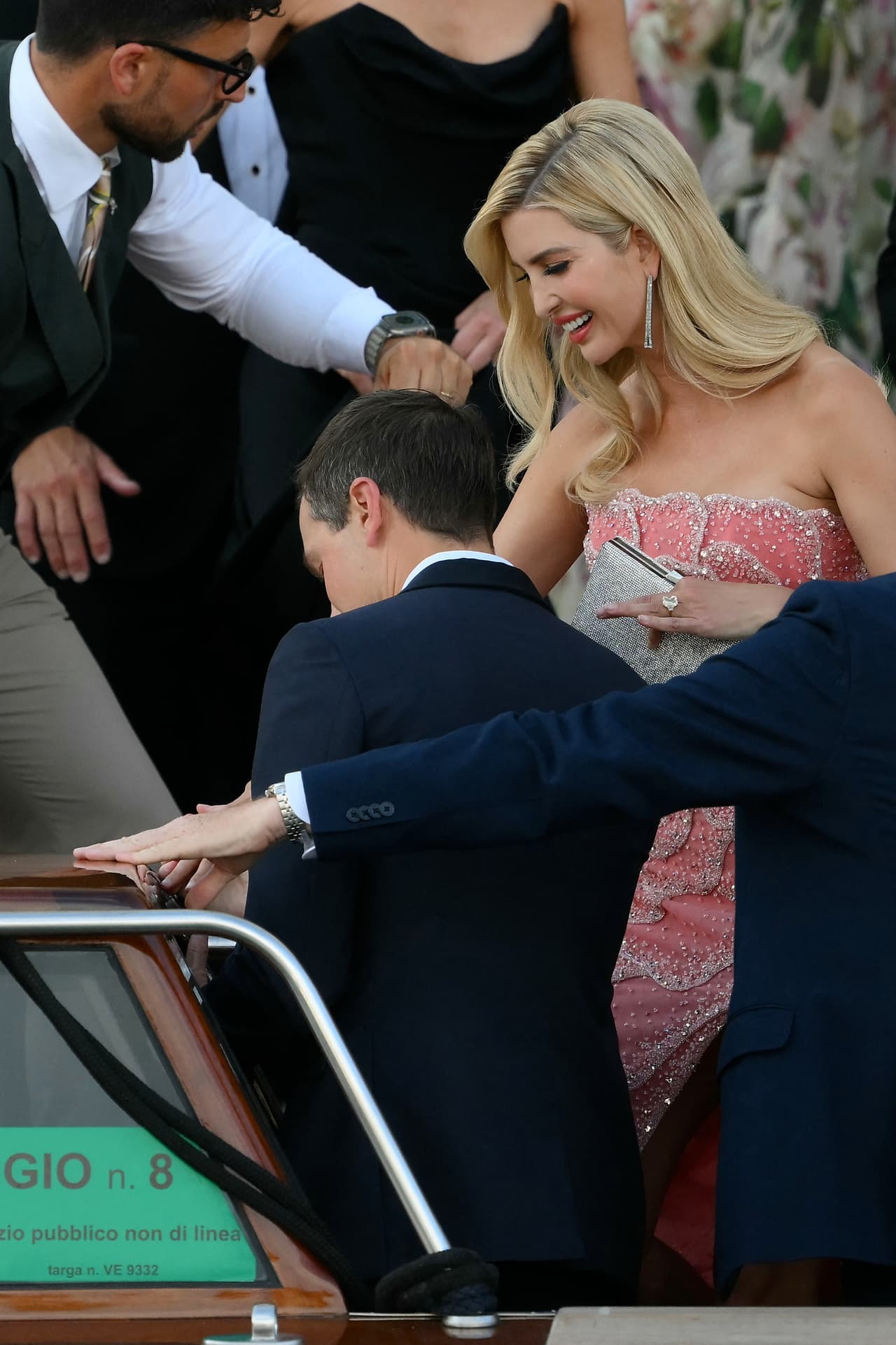<b>Jared Kushner e Ivanka Trump </b>salen del Hotel St. Regis en el día de la boda de Bezos con Lauren Sánchez.
<br>
<br>"Venecia no está en venta", gritaban algunos activistas en una manifestación en contra de la boda.
<br>