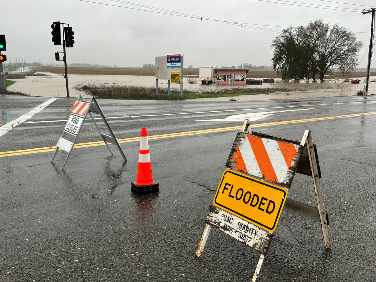 El aumento en el nivel de los ríos comienza a provocar inundaciones, por lo que se pide a residentes evacuar la zona
