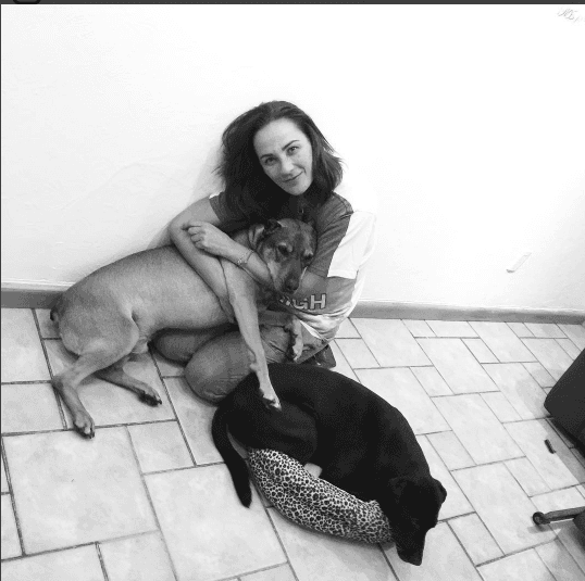 Federica P. Luche no tendrá mascotas que consentir, pero Consuelo Duval tiene más de una para compartir su tiempo libre.