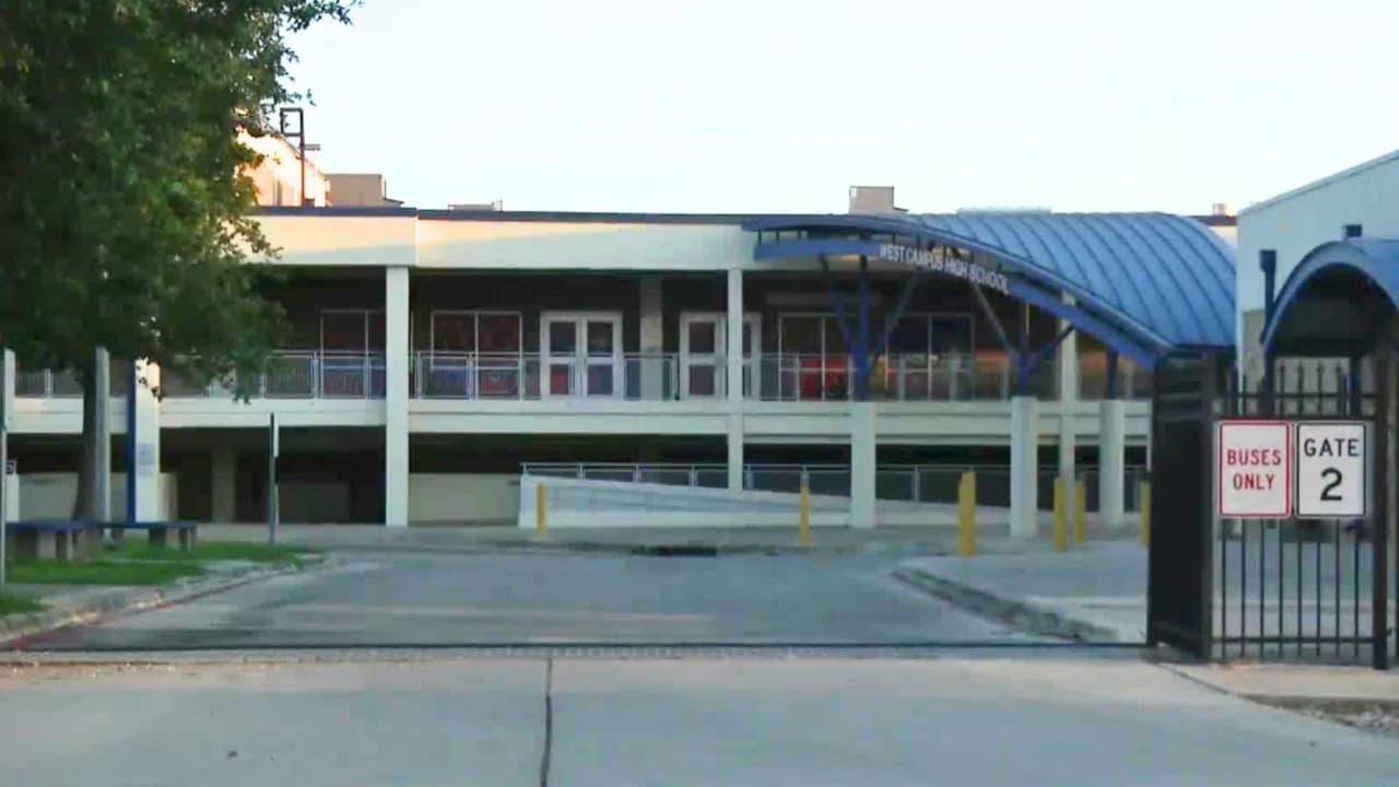 Entrenador de la Preparatoria West Campus es investigado por sostener relación con alumna